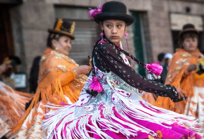 Bailarines en un desfile durante el festival