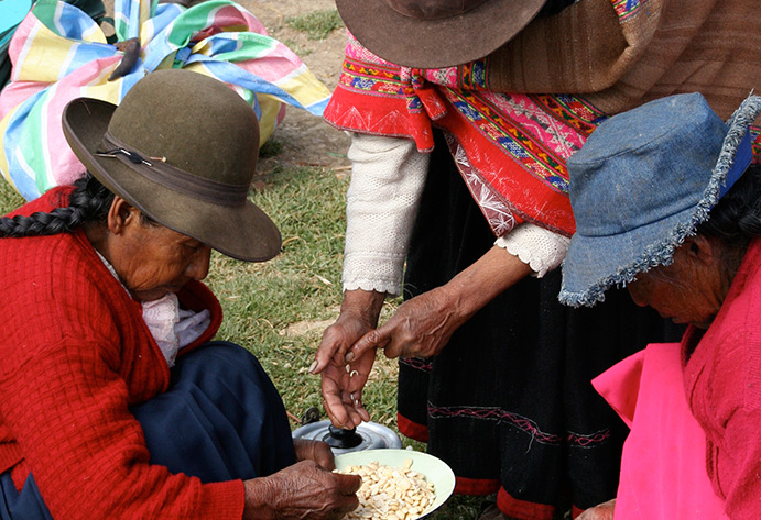 Mujeres preparando una comida