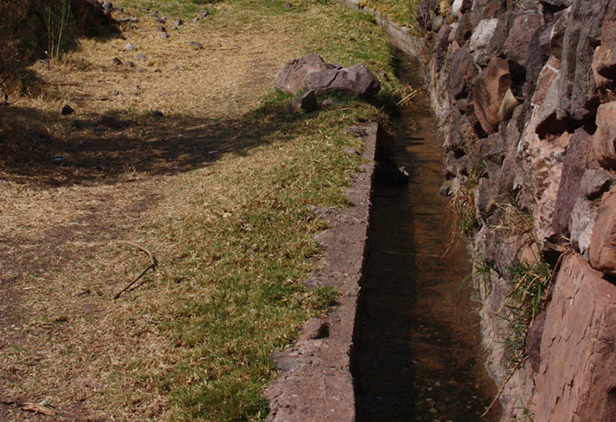 Tramo del flanco este del camino en Machu Picchu