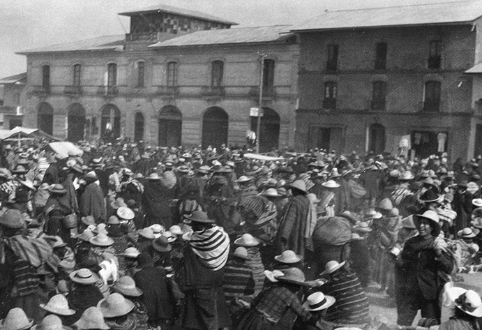 Indios Quechua en el Mercado de Huancayo