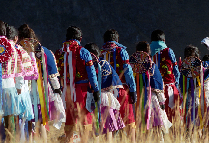 La ceremonia de celebración al sol del día, cumbre de Intikawarina (balcón del sol), Perú, 2000. Foto de Ursula de Bary Orihuela.