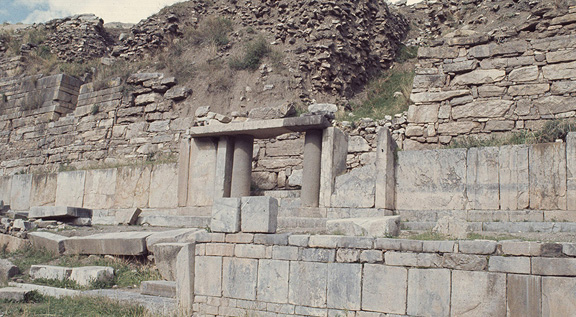 Fachada de un templo, Chavín de Huántar, Perú. Foto por Ramiro Matos, NMAI, 1980.