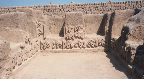 Muros ornamentales con diseño de pelícanos, Chan Chan, Perú. Foto por Joanne Pillsbury, 1987.