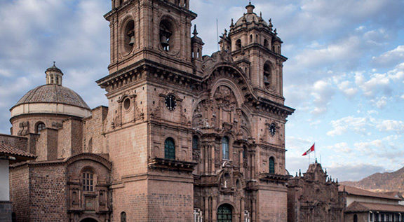 La Iglesia de la Compañía de Jesús, construida por los españoles en la Plaza de Armas (Hawkaypata), Cusco, Perú. Foto por Doug McMains, NMAI, 2014.