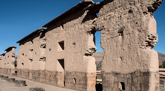 Templo de Tiqzi Wiracocha, Raqchi, Perú. Los vestigios de un muro central es todo lo que subsistió de este templo destinado al dios creador. A 18 metros de altura, sugieren el tamaño monumental de la estructura original. Foto por Doug McMains, NMAI, 2014.