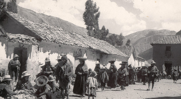 Pueblos quechua, Pisac, Perú. Foto posiblemente por Beate Salz, ca. 1950. (NMAI P18570).