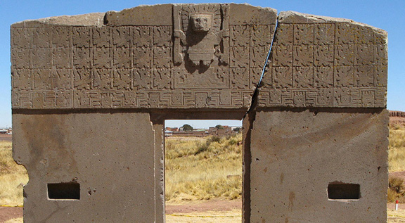 La puerta del sol, Tiwanaku, Bolivia. The figure at the top is the creator god Tiqzi Wiracocha. La figura de arriba es el dios creador Tiqzi Wiracocha. El culto a esta deidad se originó en la región de Tiwanaku y se dispersó a lo largo de los Andes. Foto por Wayne Smith, NMAI, 2009.