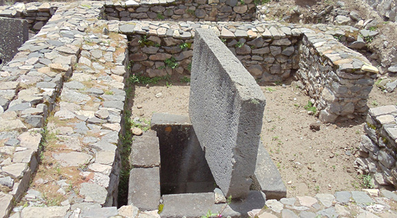 Templo Wari, Wari Wakaurara, Ayacucho, Perú. Foto por Ramiro Matos, NMAI, 2010.